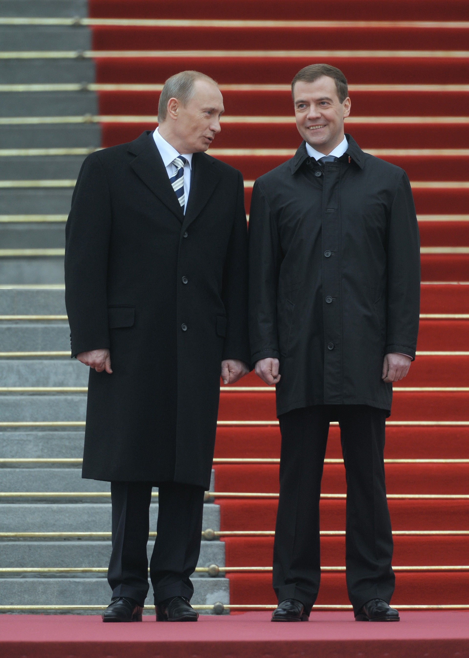Владимир Путин и Дмитрий Медведев на церемонията по инаугурация на Медведев, третият руски президент
