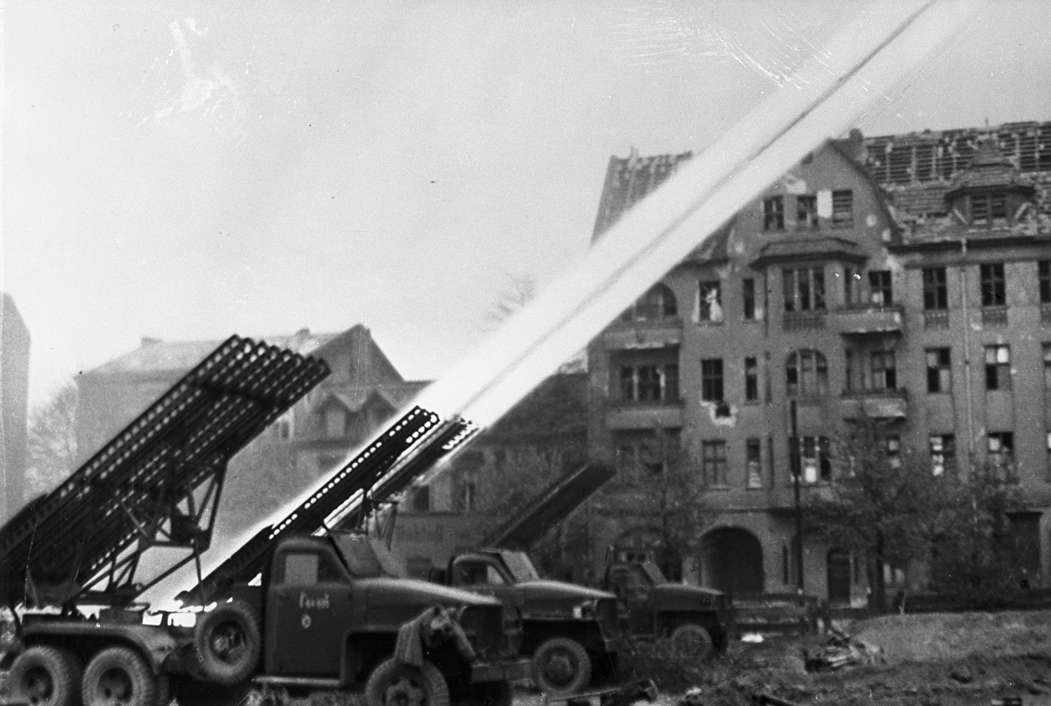 Lançadores Katiucha em Berlim em 29 de abril de 1945, durante a Segunda Guerra Mundial.