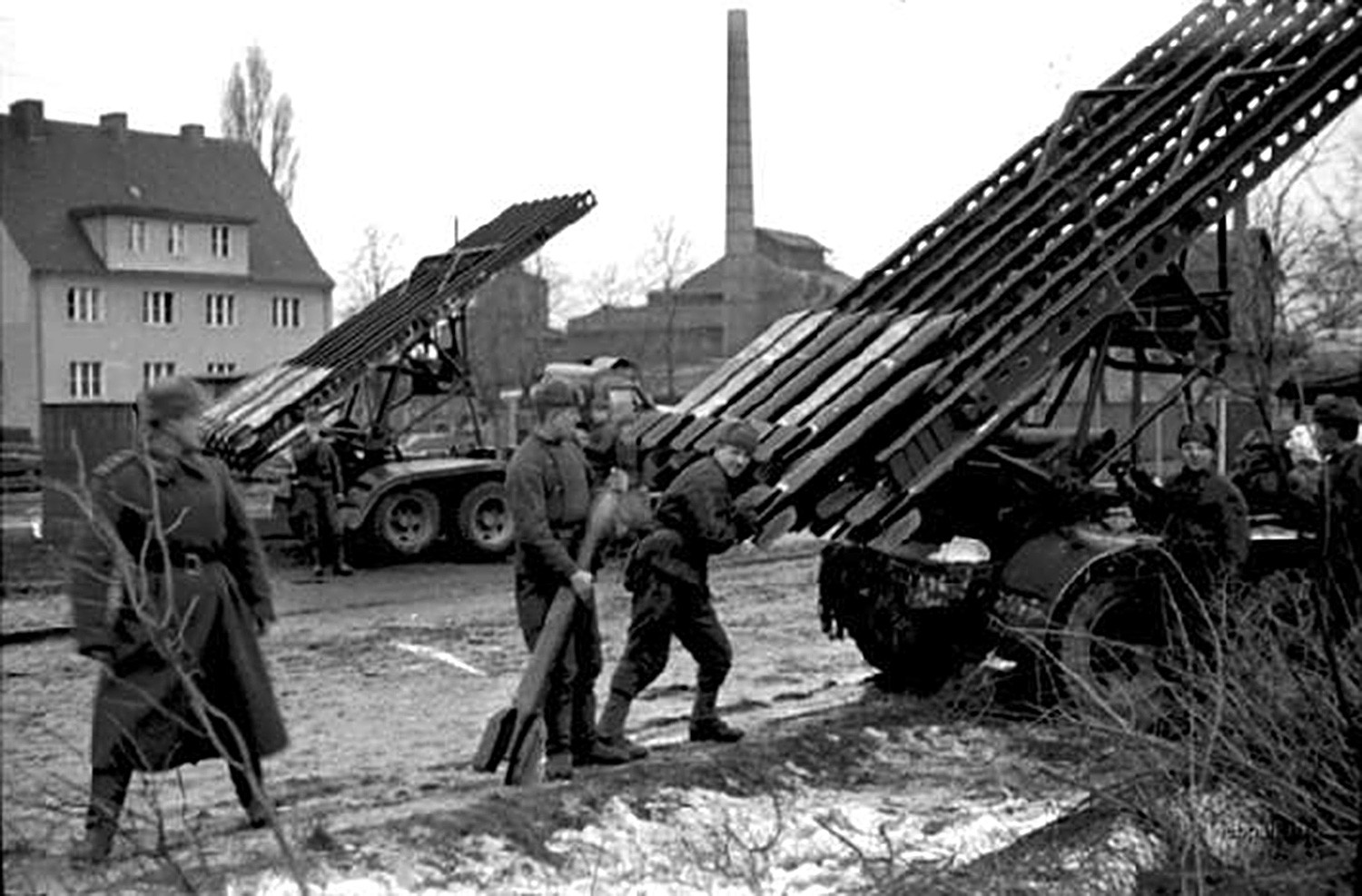 Lançadores BM-13 sendo preparados para combate durante a Segunda Guerra.
