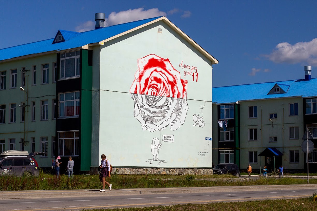 Das Rosen-Wandbild wurde mit einem Kosmonauten entworfen, der eine Rose hält und fragt, ob es noch von Dalneje noch weit sei. Der über die ganze Fassade gespannte Draht bestimmte das Farbschema und spaltete die Komposition in zwei Teile.