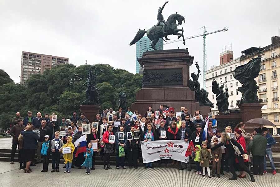 Ungefähr 200 Menschen nahmen an der Aktion in Buenos Aires teil, obwohl es stark regnete.