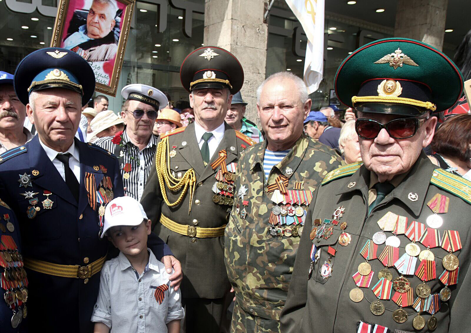 Veteranen und russische Auswanderer marschierten durch Haifa, Israel.