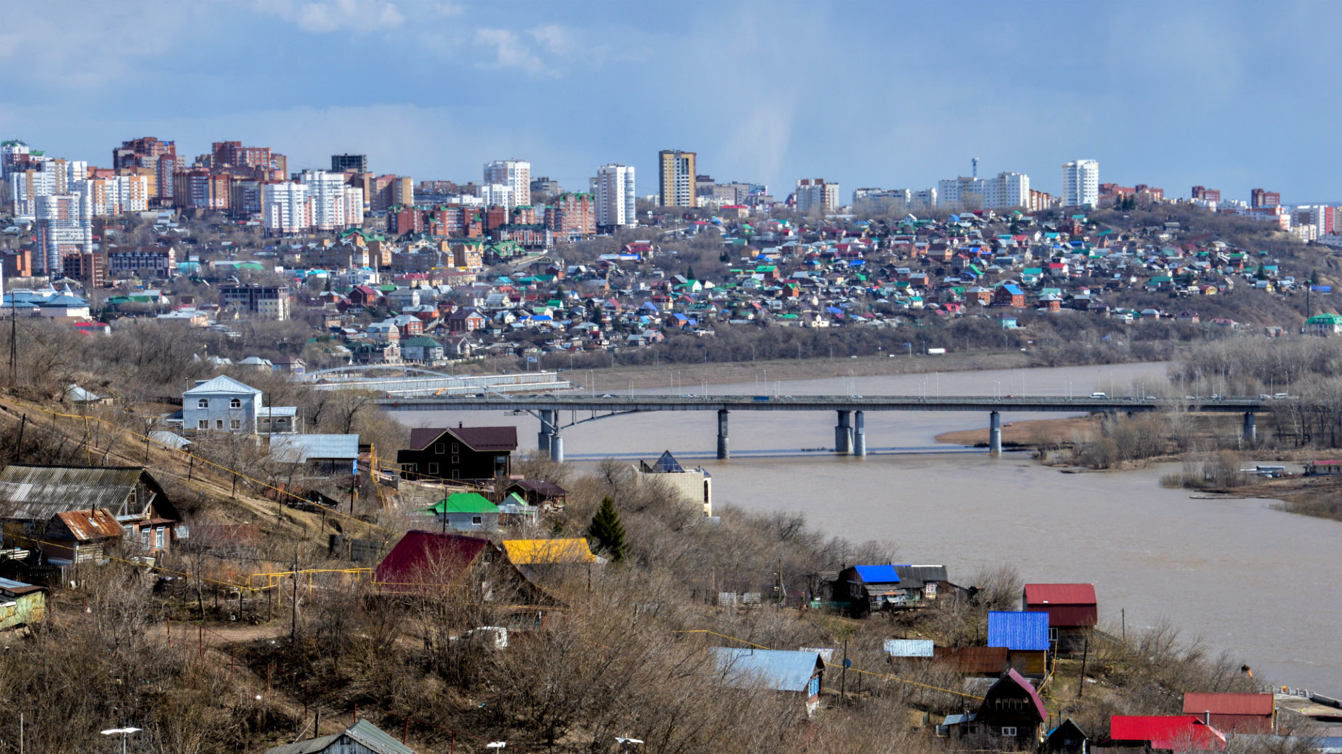 Panorama de la ville depuis la colline dominée par la statue de Salavat Ioulaïev.