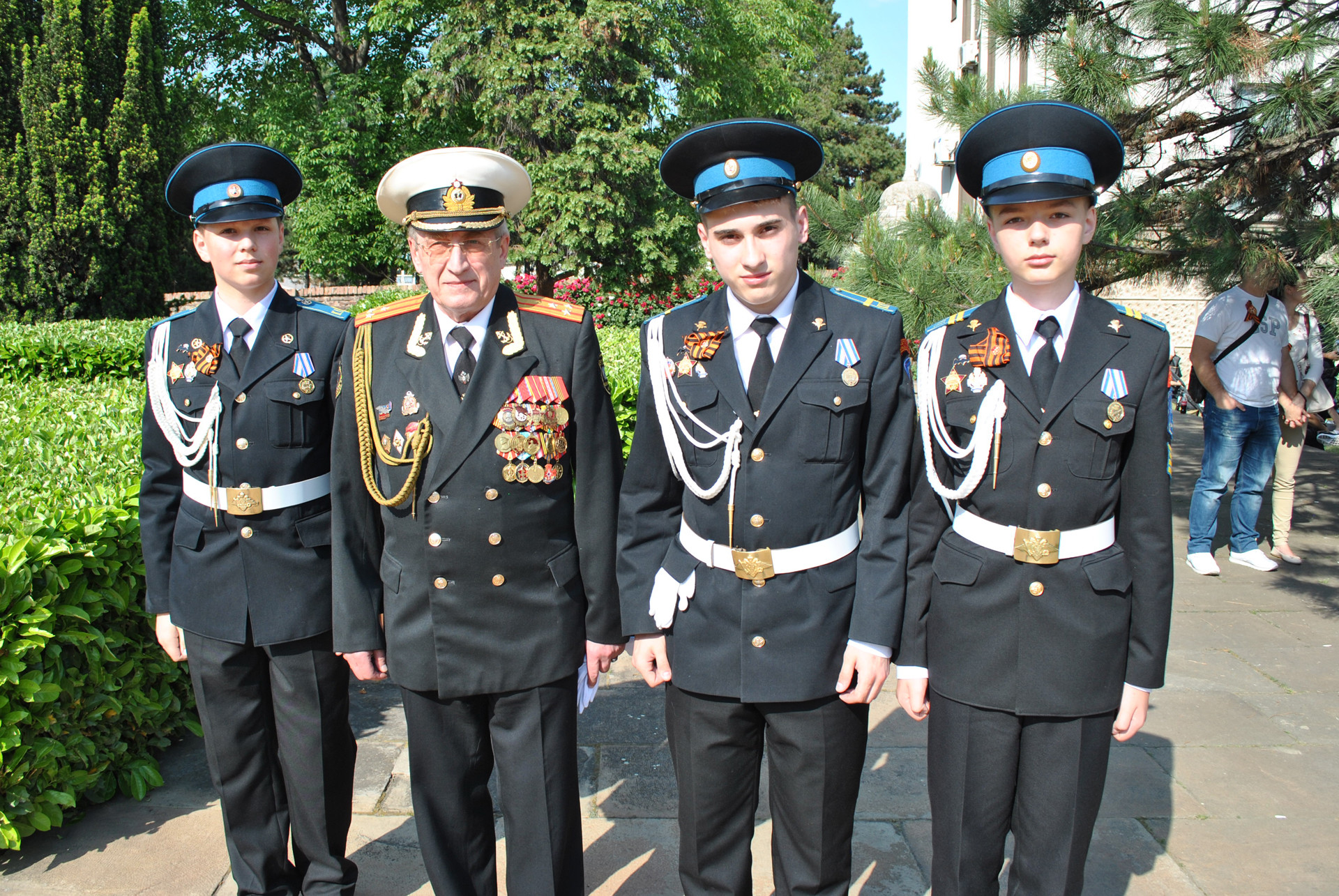 Пуковник Александар Крамаров и питомци кадетског корпуса