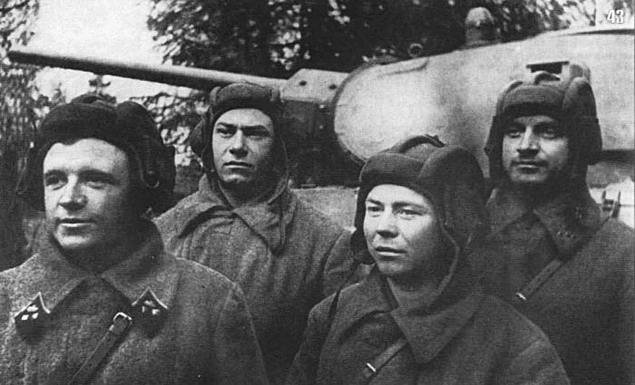 Lavrinjenko (prvi s lijeva) s tenkovskom posadom u listopadu 1941.