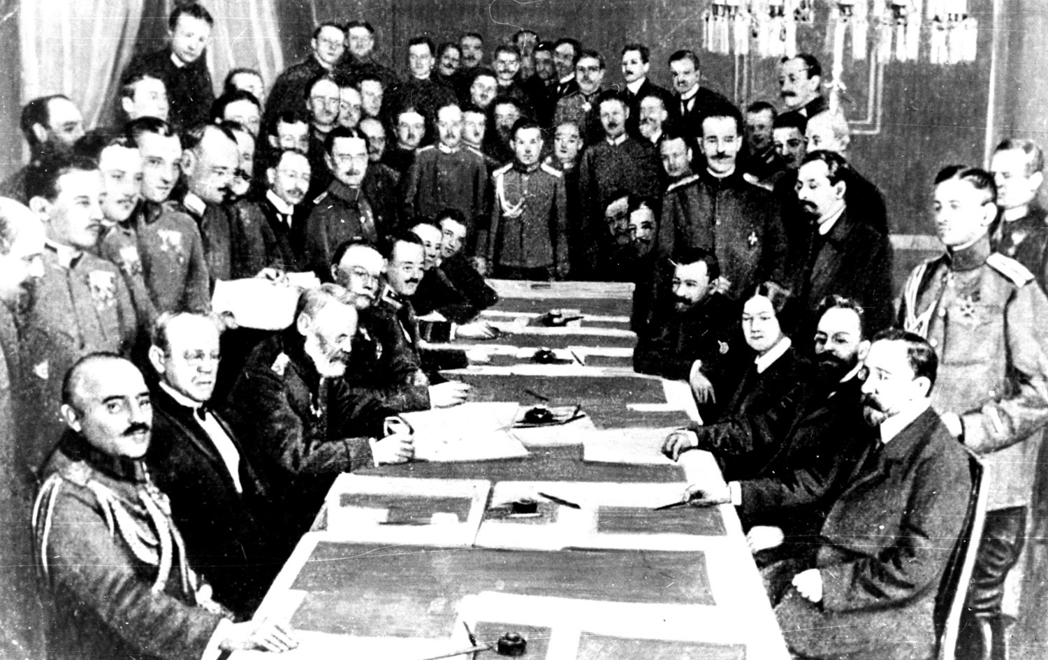 Negotiating the Treaty of Brest-Litovsk in 1918. Germans on the right, Russians (Bolsheviks) on the left.