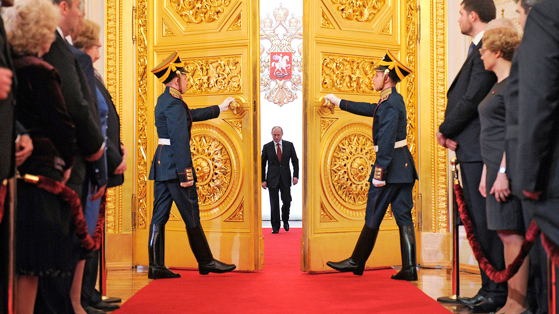 Vladimir Putin memasuki Aula Andreyevsky untuk mengambil sumpah jabatan saat pelantikannya sebagai presiden Rusia di Istana Besar Kremlin di Moskow pada Senin, 7 Mei 2012.