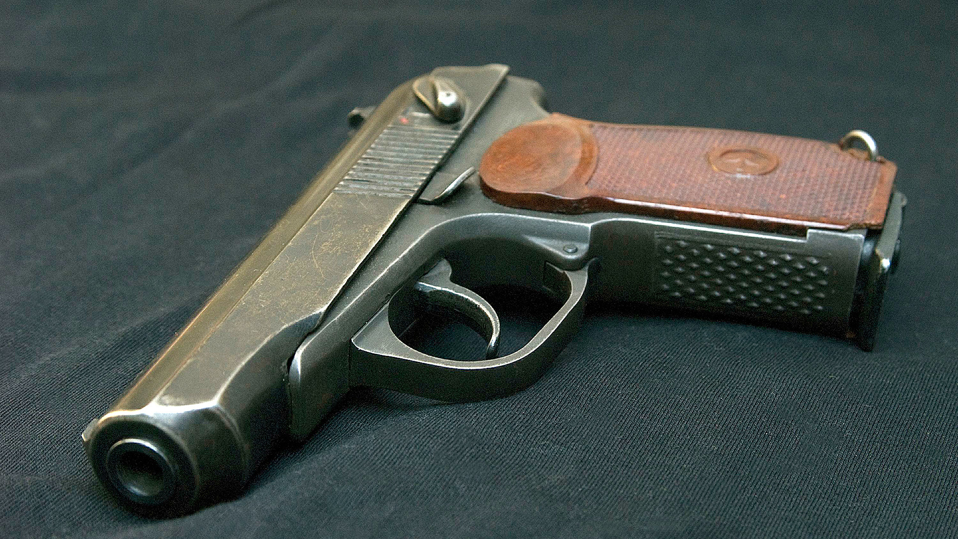 La pistola Makárov es más pequeña que la TT-30 y pesa alrededor de 810 gramos.