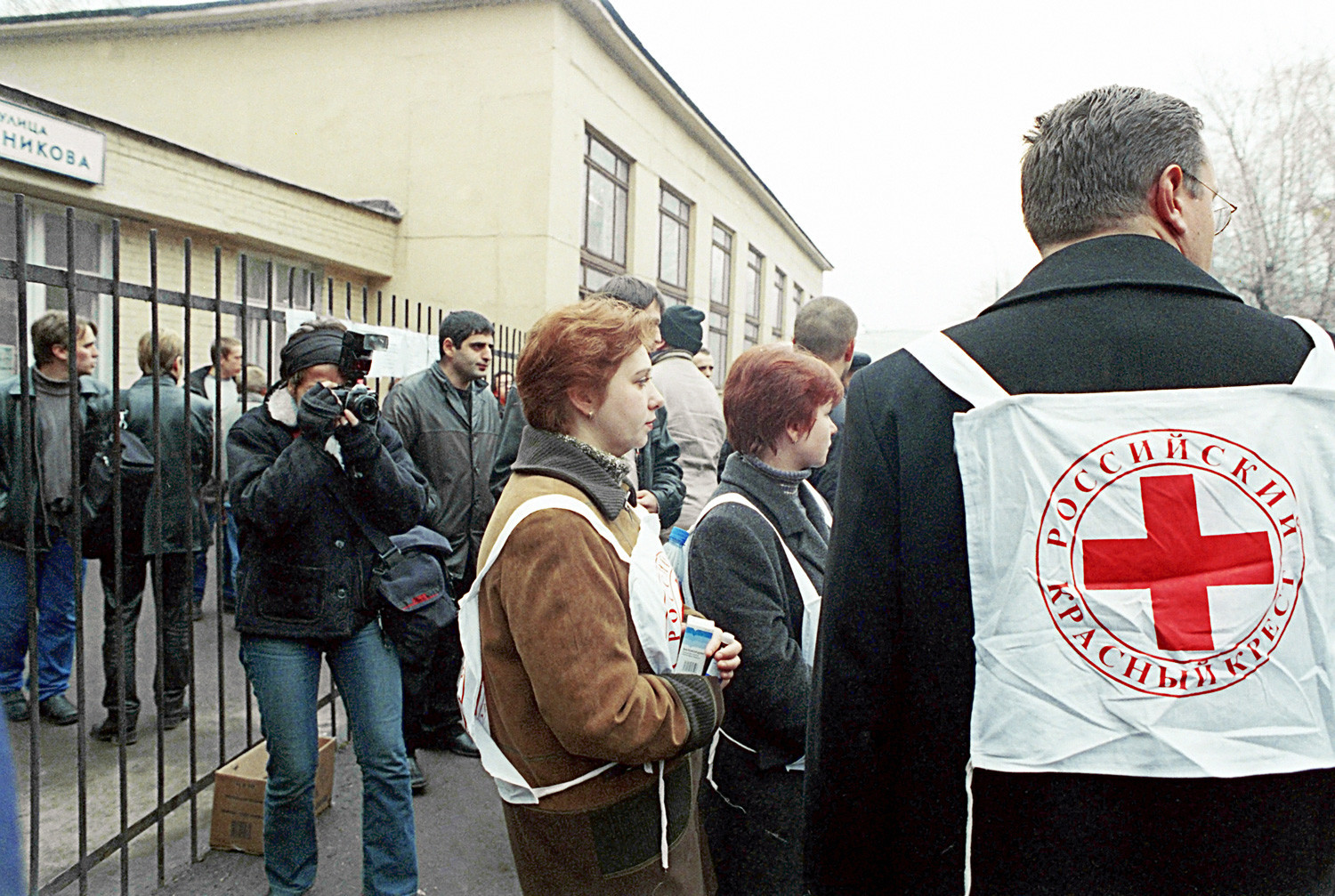 Predstavnici Ruskog Crvenog križa ispred Kazališnog centra na Dubrovki (Moskva), koji su 23. listopada 2002. napali čečenski teroristi.


