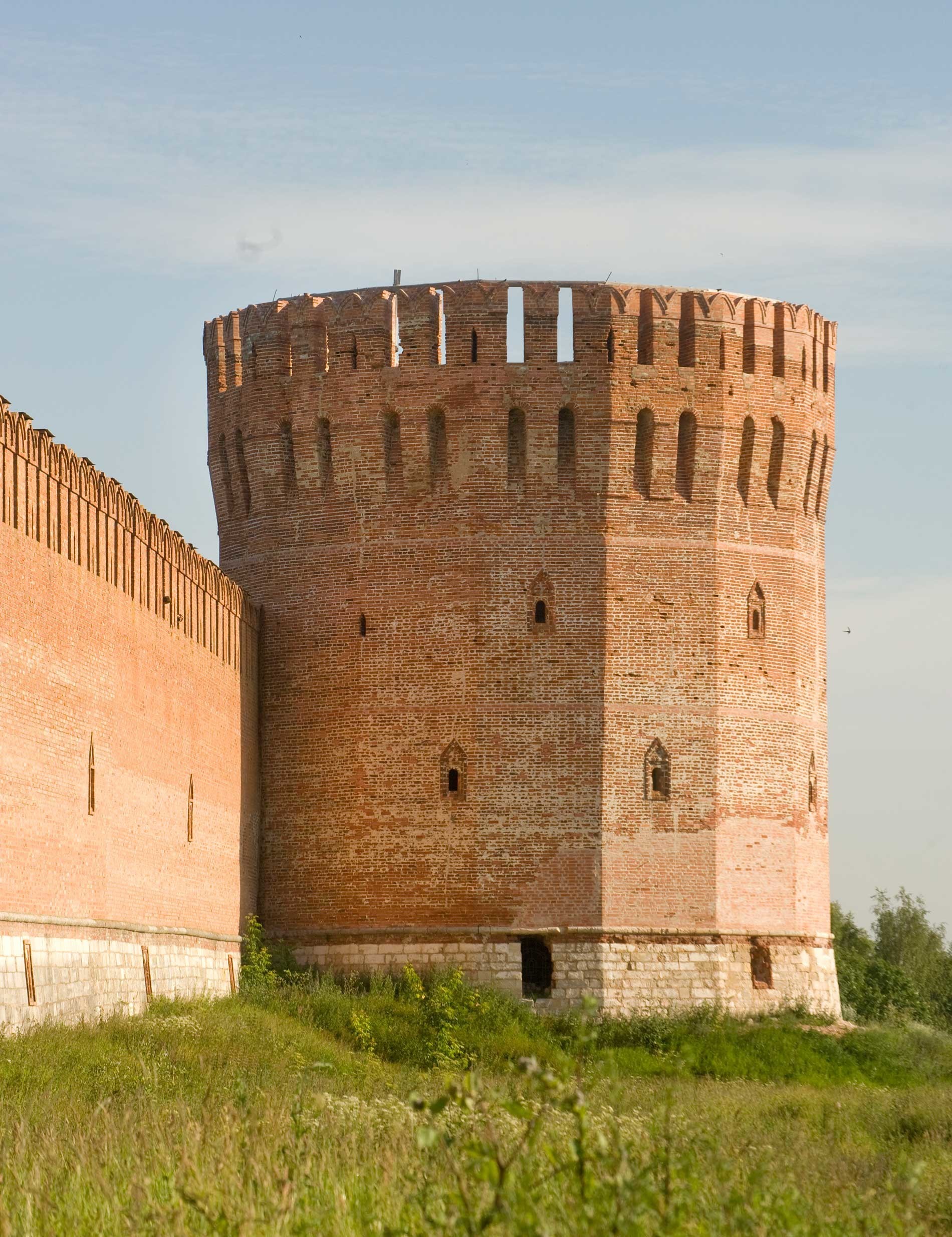 Cittadella di Smolensk. Muro est con la Torre Aquila. Facciata est. 1° luglio 2014
