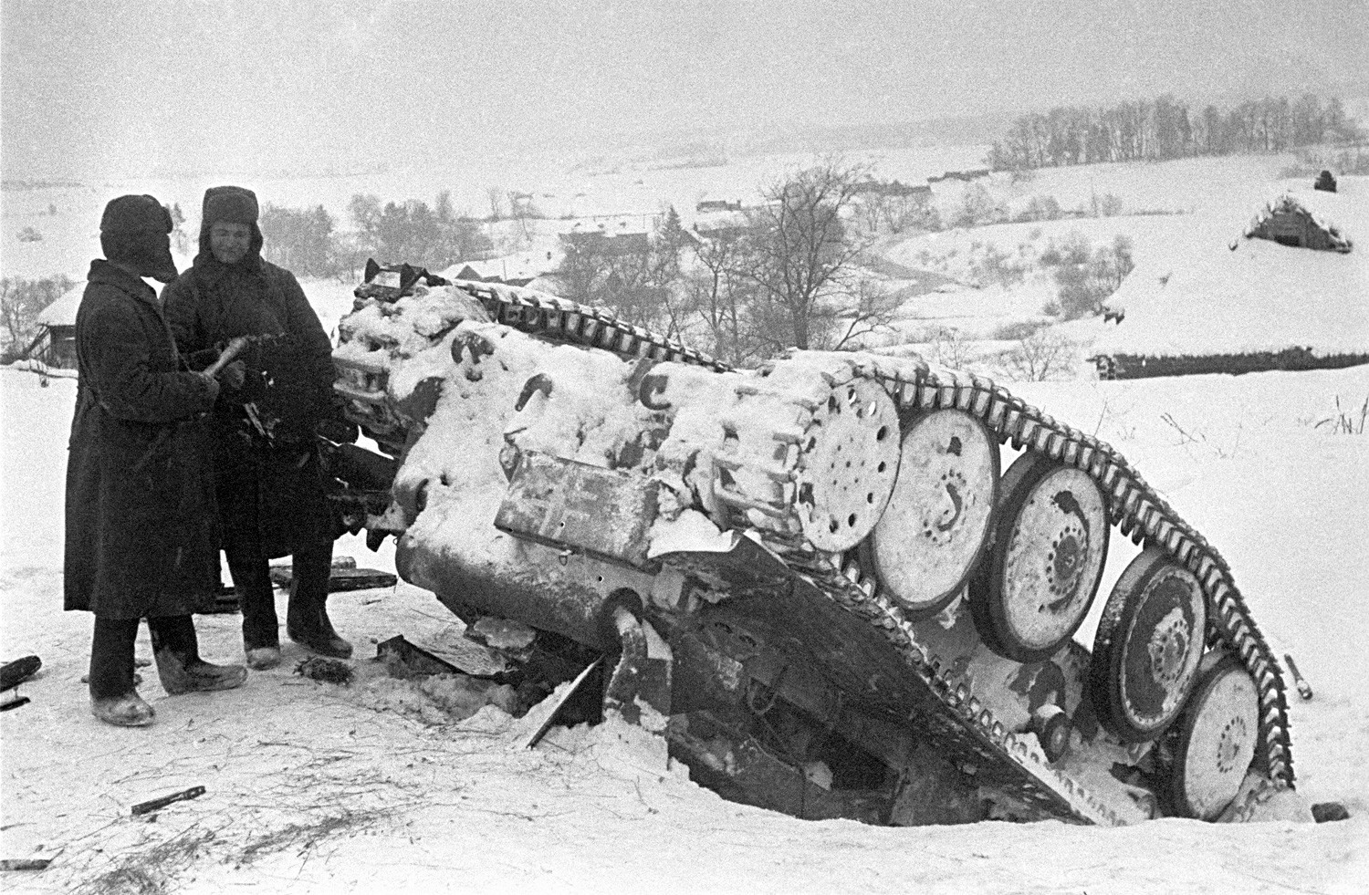 Dos soldatos soviéticos cerca de un tanque nazi destruido durante la Batalla de Mos
scú.