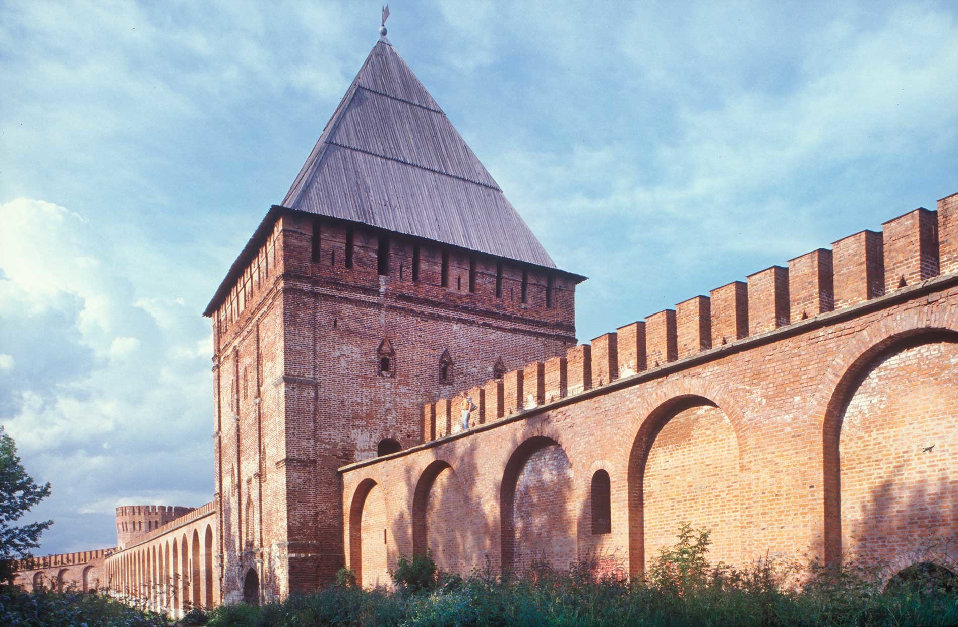 Ciudadela de Smolensk. Muro este de la fortaleza con la Torre Avraami. Fachada oeste. Fondo izquierdo: Torre del Águila (Oriol). 15 de julio de 2006.