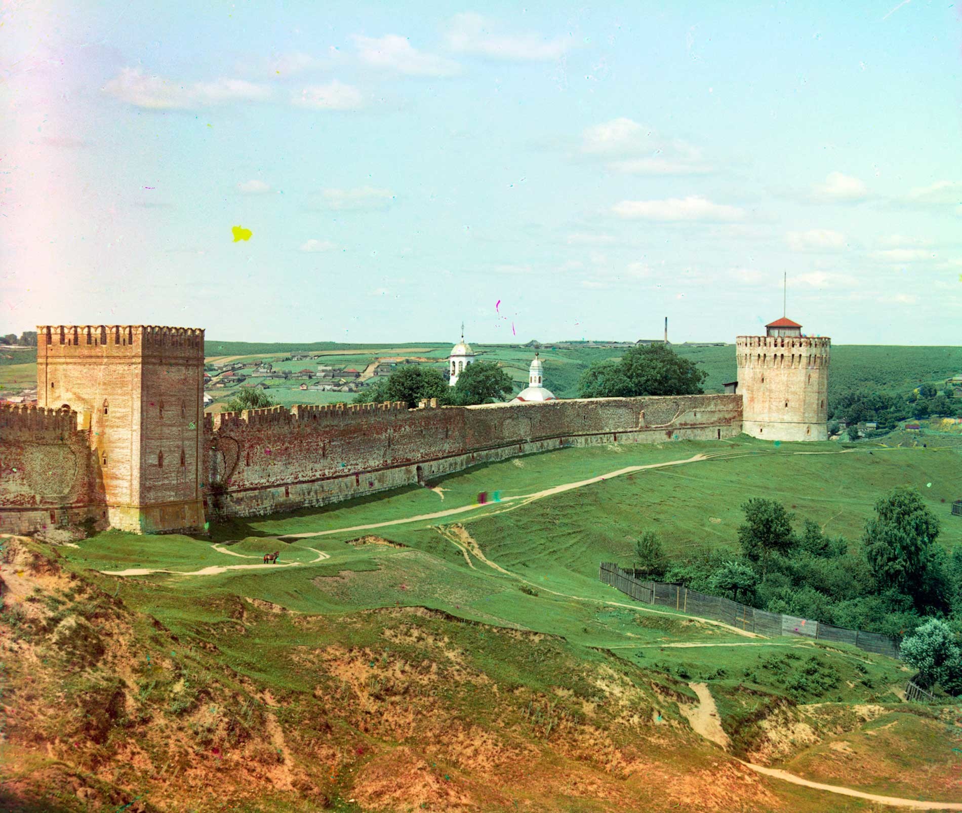 Ciudadela de Smolensk. Muro este con las torres de Veseluja y Pozdniakov. Fachada este. Verano de 1912.