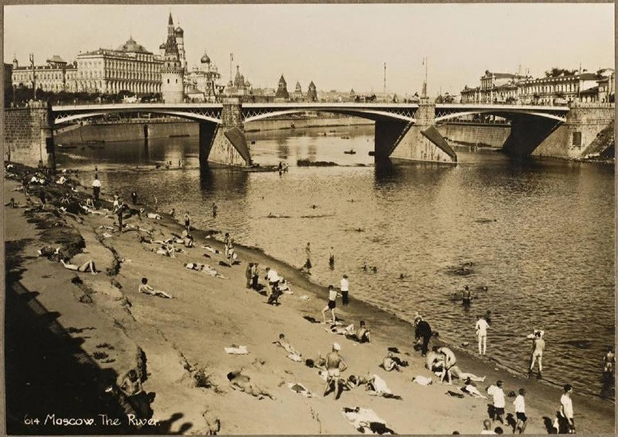 Playa nudista cerca de la Catedral de Cristo Salvador y el Kremlin de Moscú, los años 1920