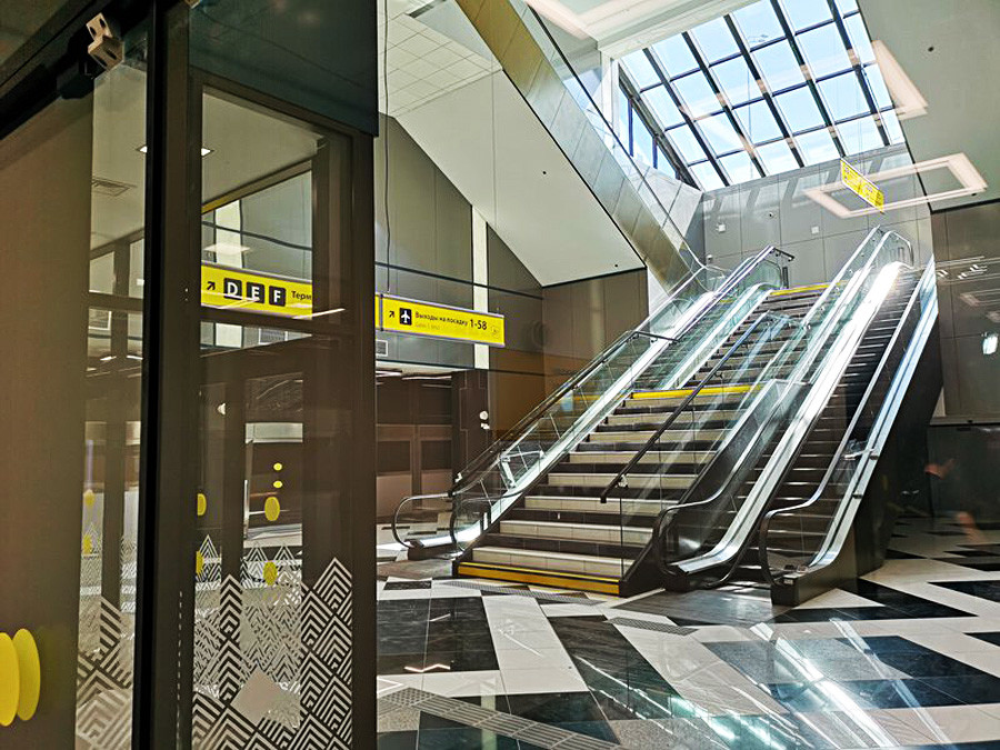 Transferpassagiere verwenden separate Aufzüge und Treppen.