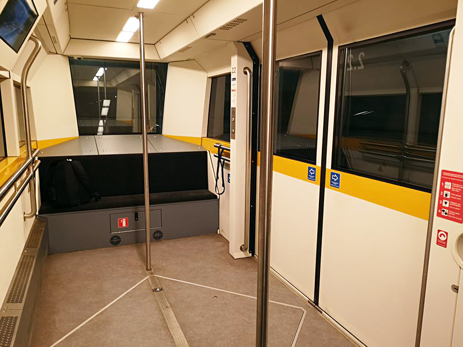 Jeder Wagen des Zuges, der die neuen und alten Terminals verbindet, hat acht Sitze und 19 Stehplätze. Jeder Zug besteht aus vier Waggons. Sie werden nicht länger als vier Minuten auf den nächsten Zug warten und auch die Fahrt dauert genau vier Minuten.