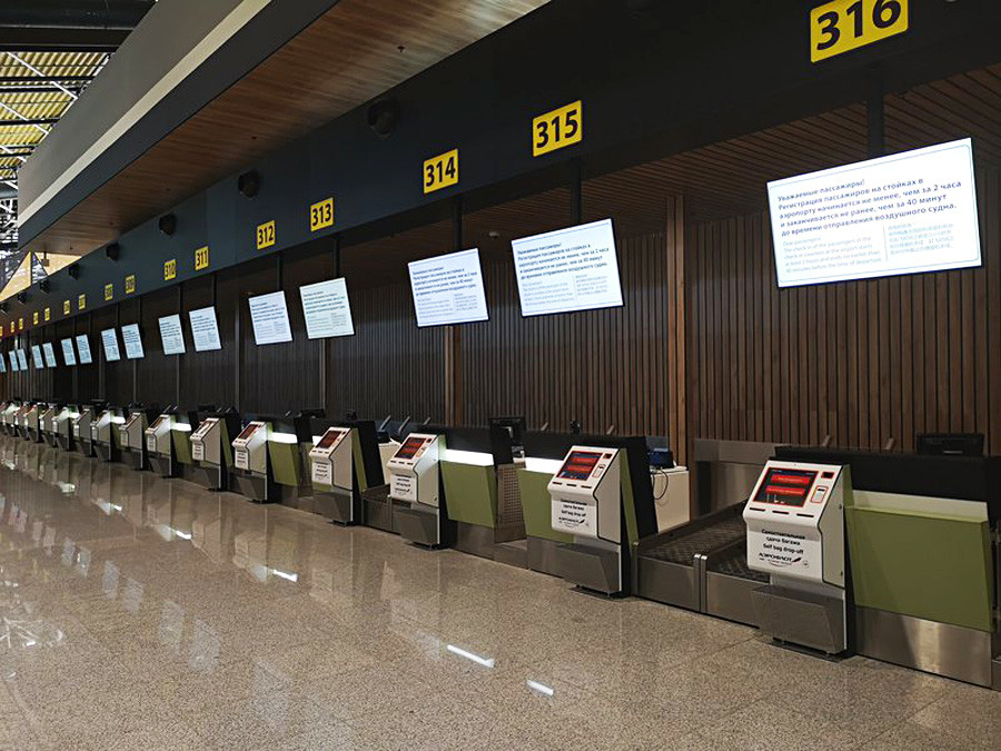 Self-Service-Check-in-Automaten, an denen Sie Ihre Bordkarte ausdrucken und zusätzliches Gepäck bezahlen können