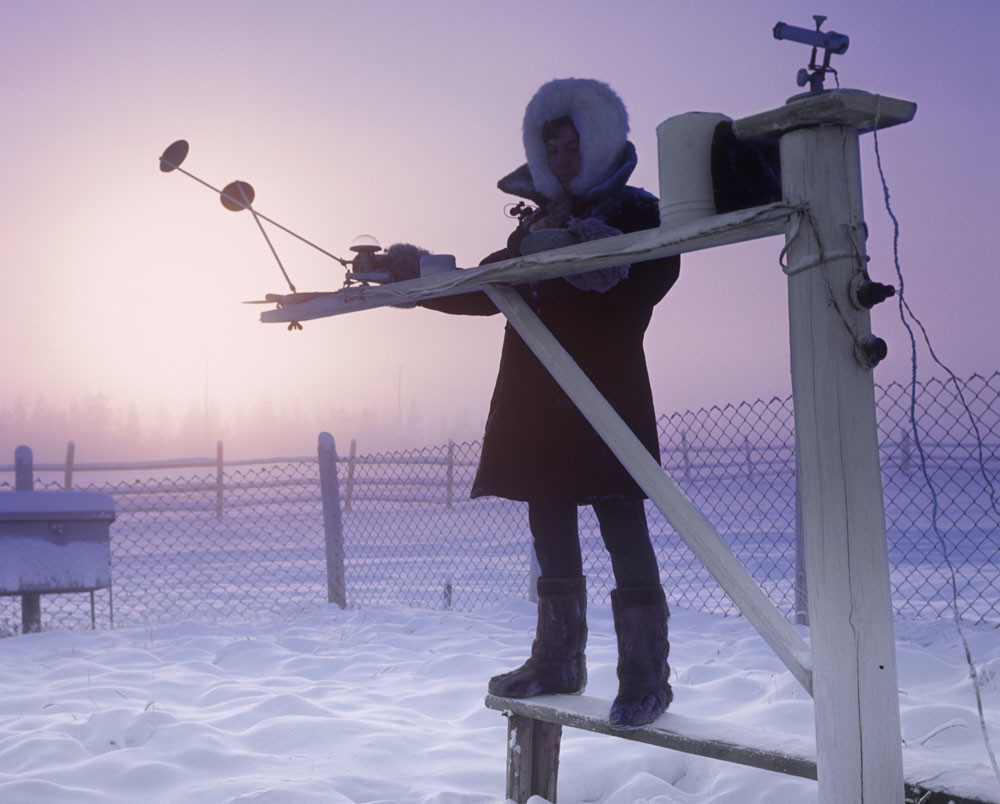 La meteoróloga Liudmila Fúrseva mide la radiación solar en una estación en Verjoiansk, Yakutia. La temperatura mínima registrada en esta estación es de -69,8ºC, lo que convierte a este lugar en uno de los más fríos del planeta.