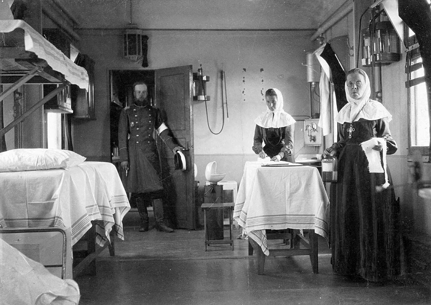 Paramédicos em um trem sanitário da Cruz Vermelha russa