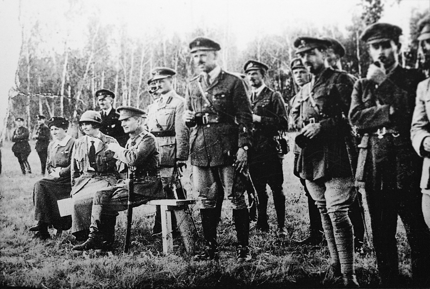 Адмиралот Александар Колчак, лидерот антиболшевичкото движење , (десно, седи) со британск офицери на Источниот фронт, Русија, 1918.
