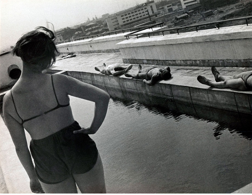 Gimnastika na strehi študentskega doma v Lefortovem. Fotografija je sicer iz leta 1932, a odlično prikazuje estetiko 20. letih.