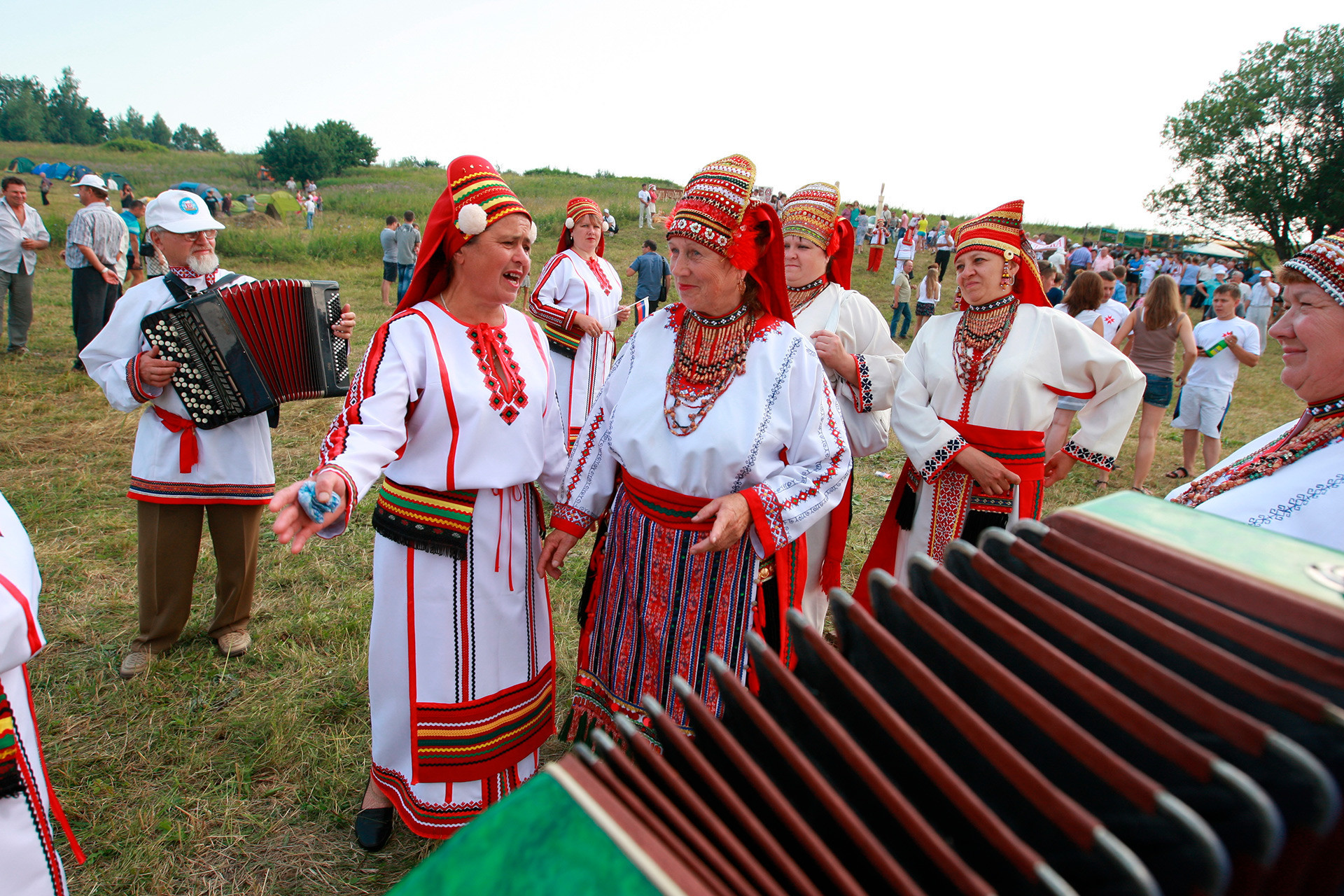 Moradores da aldeia de Tchukali em festival de folclore étnico na Mordóvia