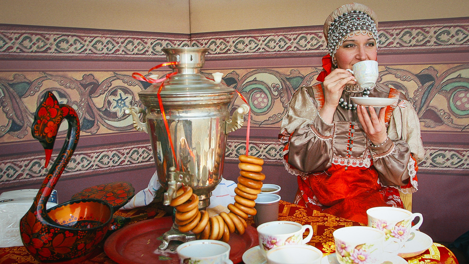 Где выпить чаю. Традиционное русское чаепитие. Чаепитие в России. Чаепитие с самоваром. Традиции чаепития в России.