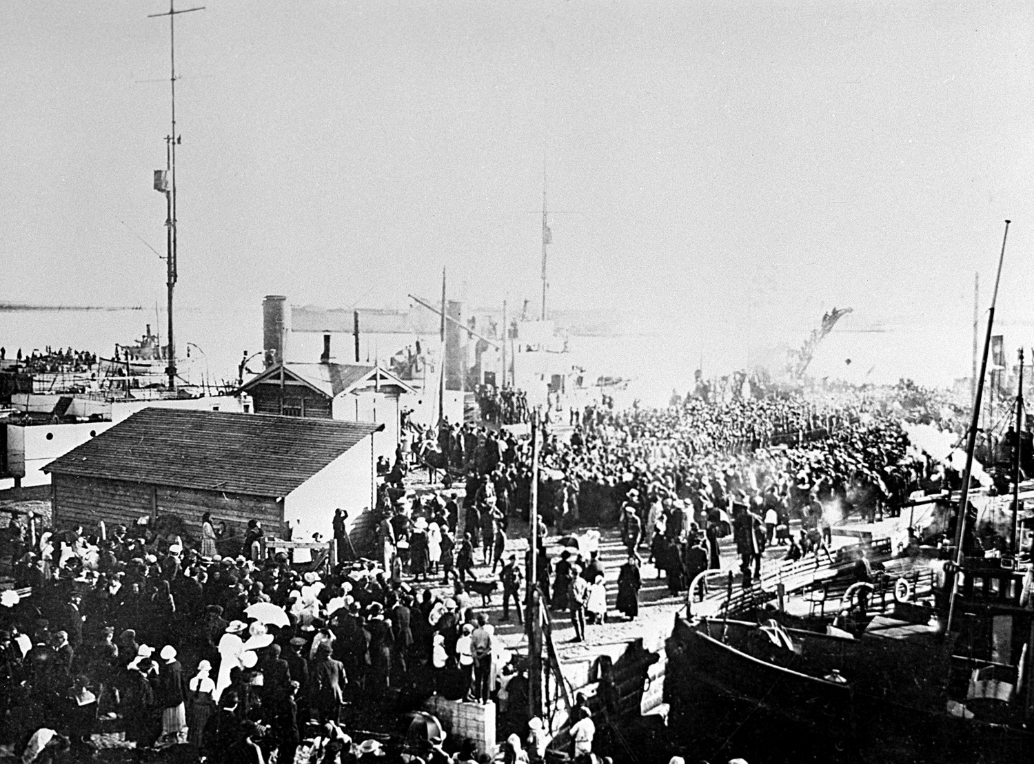Ausländische Militärintervention in Russland (1918-1921): Englische Truppen landen im Hafen Arkhangelsk, 1918.