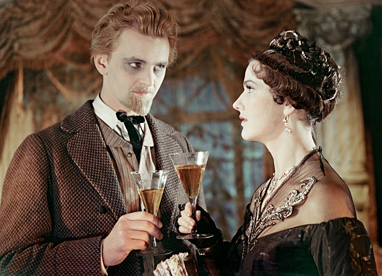 Os atores Iúri Iakóvlev, como Príncipe Michkin, e Iúlia Borísova, como Nastassia Filíppovna, no filme 