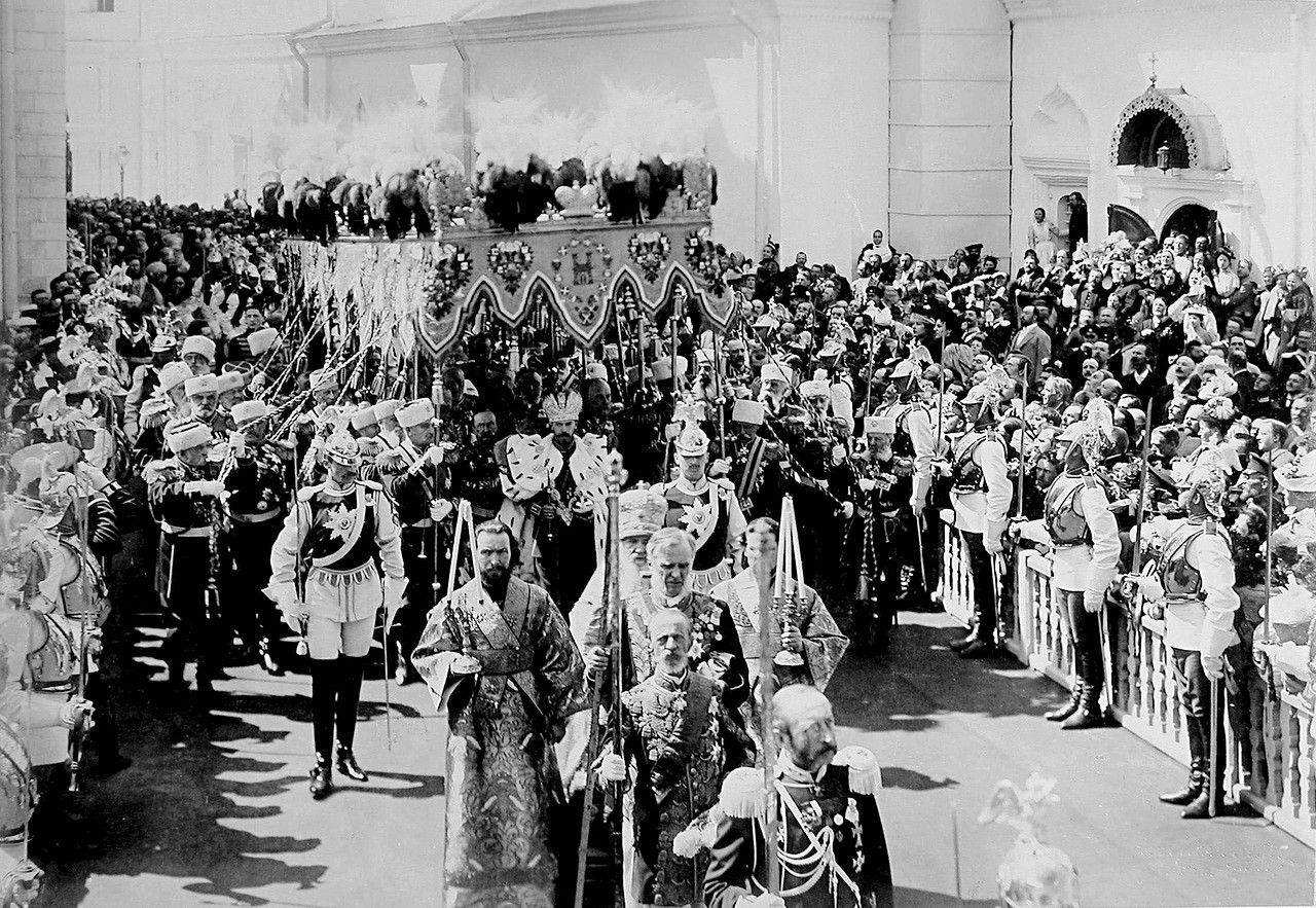Zar Nikolaus II. verlässt die Uspensky Kathedrale nach seiner Krönung. 