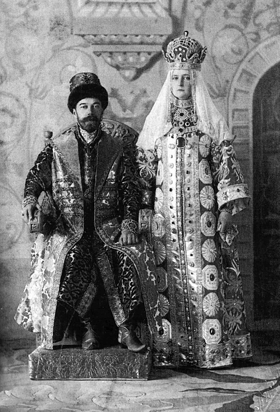 Nikolaus II. Von Russland und Alexandra Fjodorowna (Alix von Hessen) in russischer Tracht.