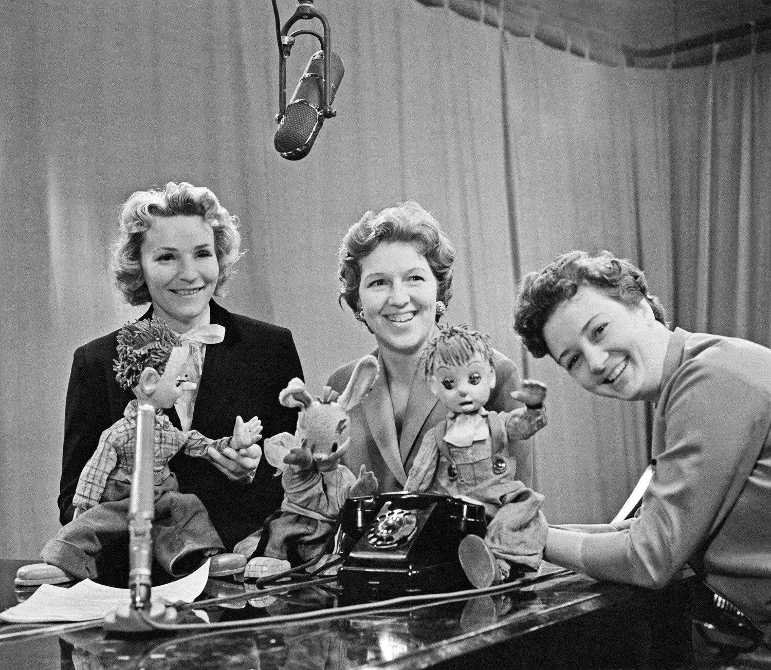 Âncoras da TV Central Soviética (da esq. para dir.): Anna Chilova, Valentina Leontieva e Nina Kondratova durante filmagens do “Boa Noite, Pequeninos!”.