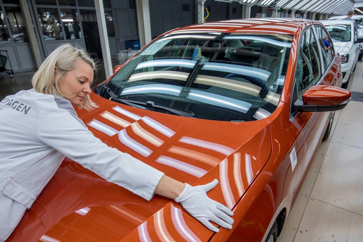 2007 hat Volkswagen seine Fabrik in Kaluga eröffnet und 2009 die Vollproduktion aufgenommen. Ein großer Teil der Komponenten stammt aus Russland. Bevor die Fahrzeuge vom Band rollen, kontrollieren Mitarbeiter sie gründlich.