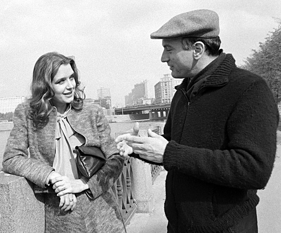 Pogovor De Nira in igralke Irine Alfjorove na nabrežju reke Moskve, 1.9.1983