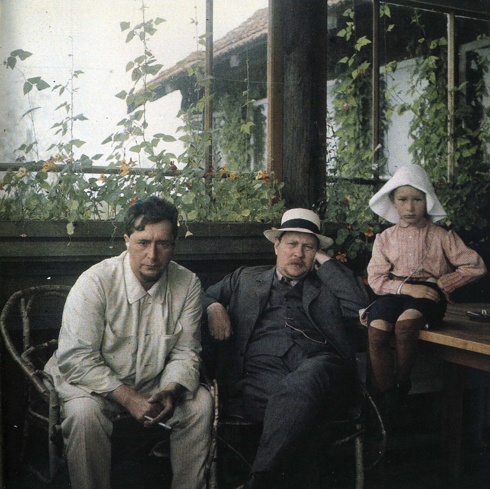Andrejew (rasiert), Freund Philipp Dobrow und Daniil 1912 in ihrem Landhaus in Vammelsuu (heute Stadtteil Serowo von Sankt Petersburg)