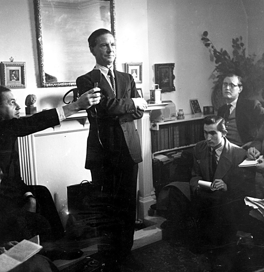 Britanski obavještajac i sovjetski špijun Kim Philby (Harold Adrian Russell Philby ,1912.-1988.) na konferenciji za tisak kada ga je Harold Macmillan oslobodio optužbi za špijunažu.