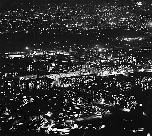 Pred 50. leti Moskva niti približno ni bila tako velika kot danes. V tem času so stanovanjska območja izven mesta šele nastajala, mesto pa je ponoči ponujalo neverjeten razgled.