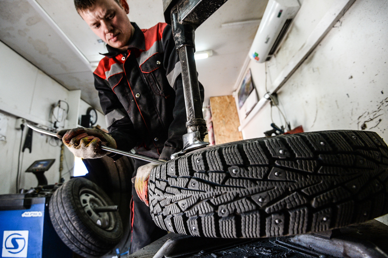 Замена гума на точковима у ауто-сервису у Великом Новгороду.