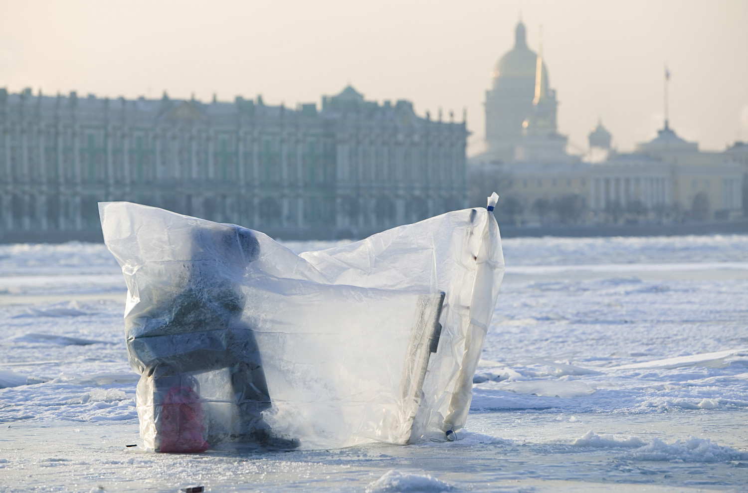 Pesca no rio Nevá com o Palácio de Inverno ao fundo em São Petersburgo.