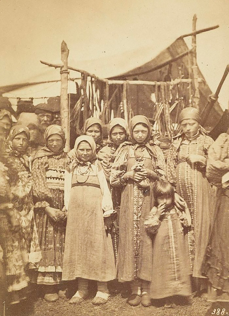 Gruppo di ragazze che indossano costumi tradizionali contadini
