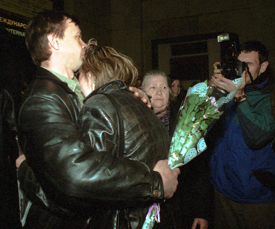 Des otages libérés suite au détournement ne peuvent retenir leurs larmes à leur arrivée à Moscou depuis l’aéroport saoudien