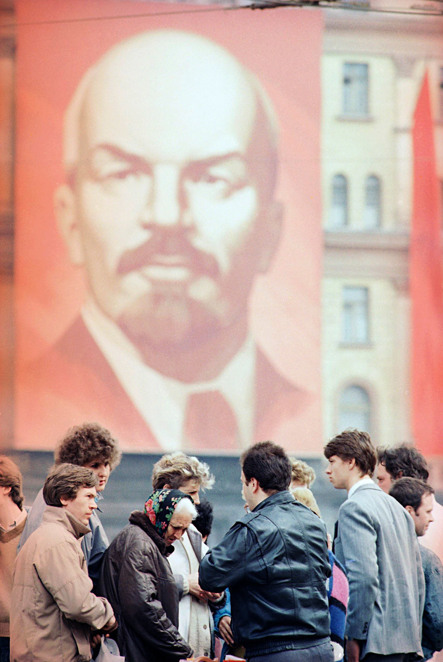 Совјетски купци игноришу џиновски Лењинов портрет док „на црно“ купују америчке жвакаће гуме у Москви. Уторак, 30. април 1991, уочи првомајских празника.