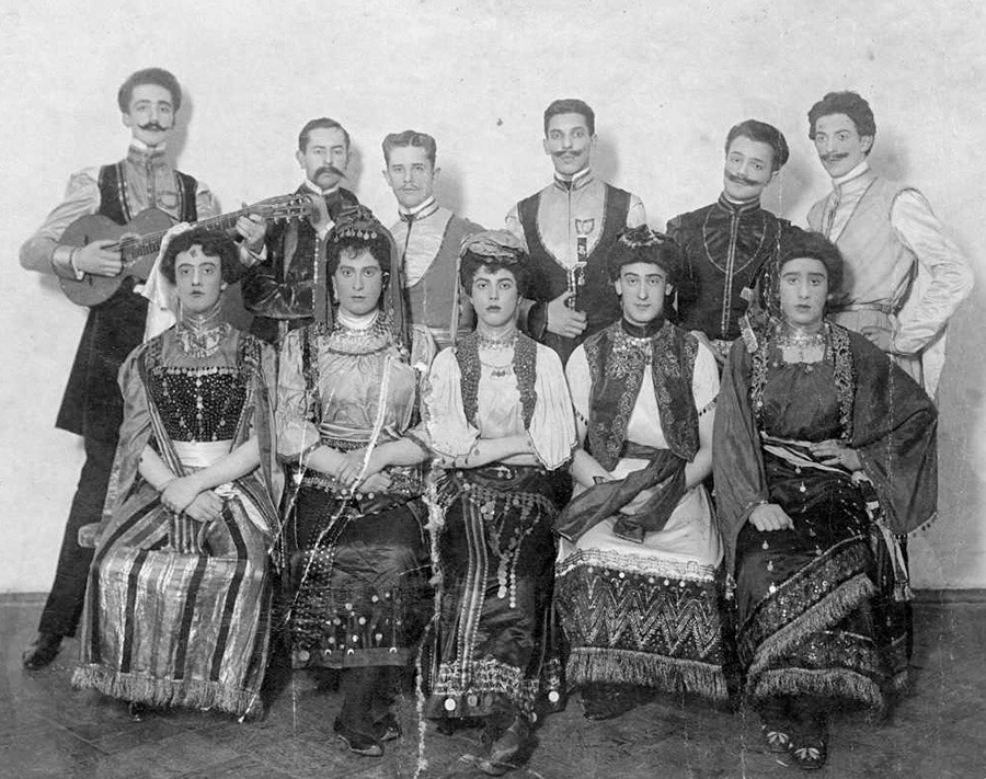 Студенти от Имперското юридическо училище, облечени като цигани и циганки, 1920 г.