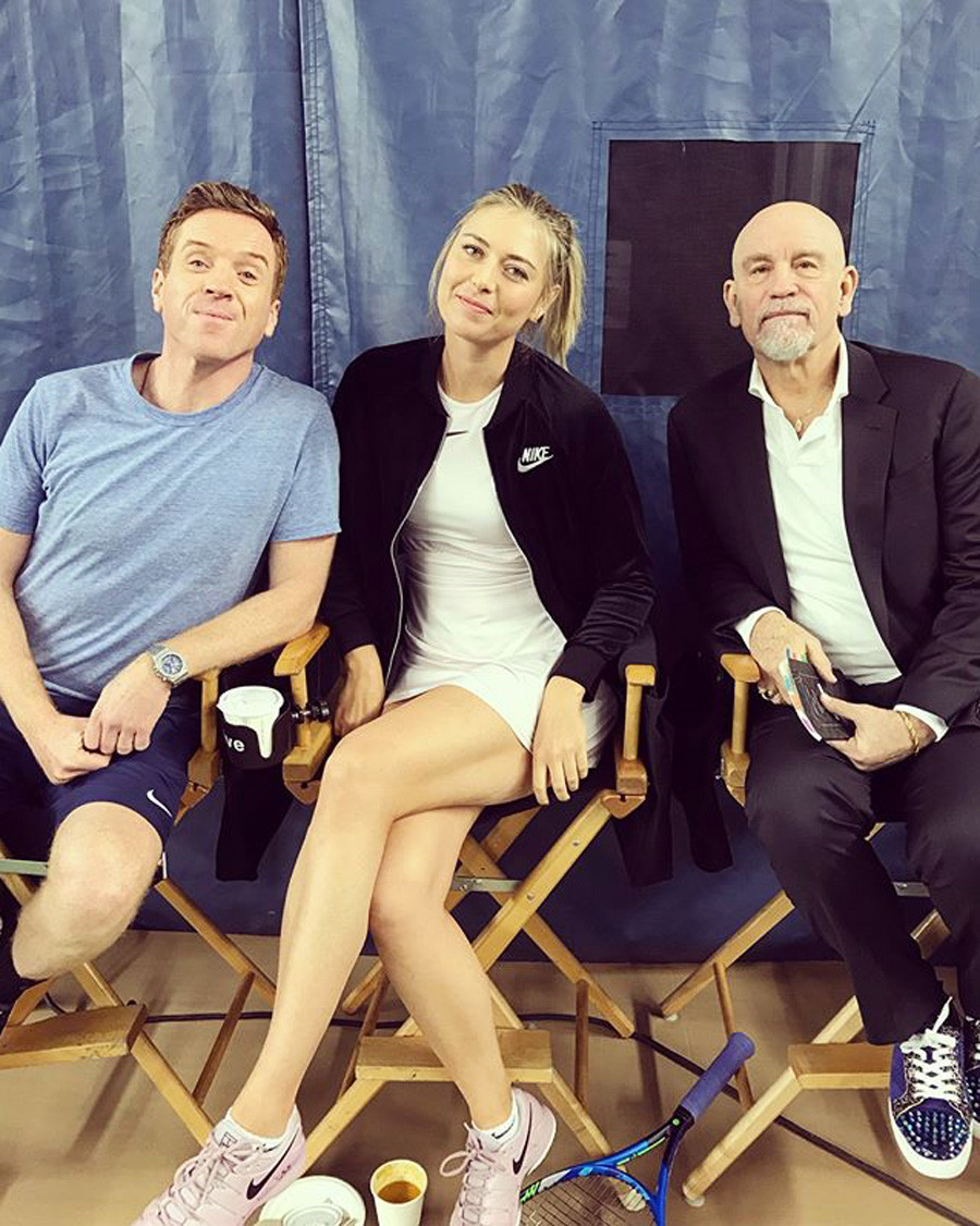 La tenista rusa María Sharápova con los actores Damian Lewis (izquierda) y John Malkovich (derecha).