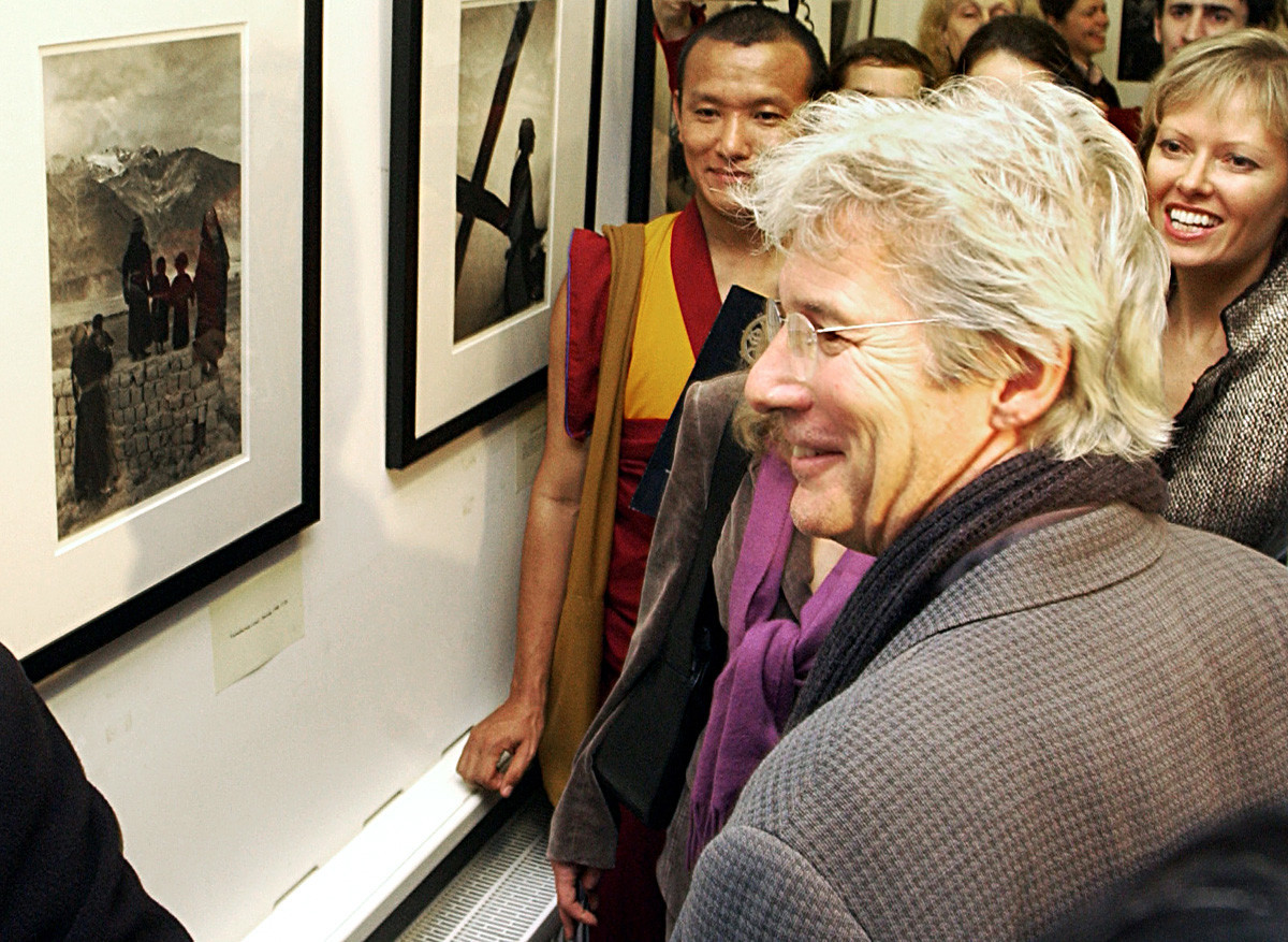 Em 2004, Richard Gere apresentou em Moscou uma exposição com fotografias de suas viagens ao Tibete