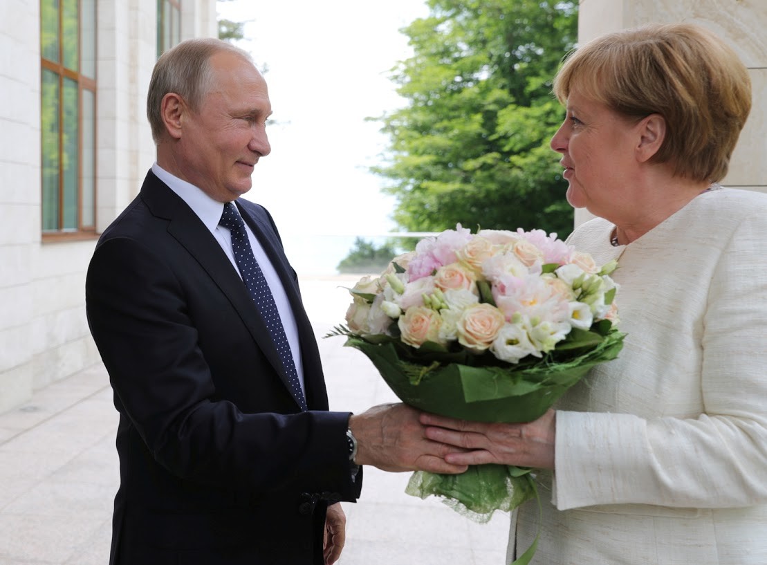 Der Moment, der Entrüstung verursachte: Die Bild-Zeitung schrieb, dass Putin habe Merkel 