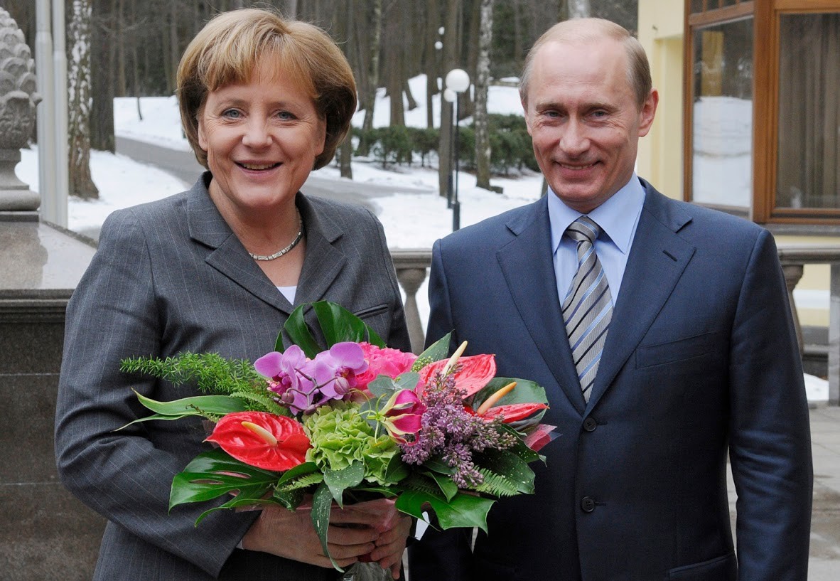 Aber vor einem Jahrzehnt traf sich Putin mit Merkel am selben Ort. Und auch da überreichte er ihr einen Blumenstrauß. Warum störte sich damals noch niemand daran?
