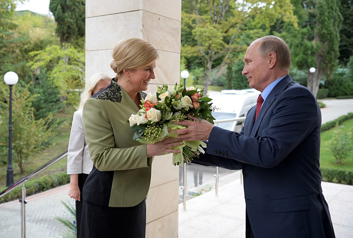 Auch die kroatische Präsidentin Kolinda Crabar-Kitarovic erhielt von dem russischen Präsidenten in Sotschi 2017 Blumen. Auch sie sorgte damit nicht für Schlagzeilen.
