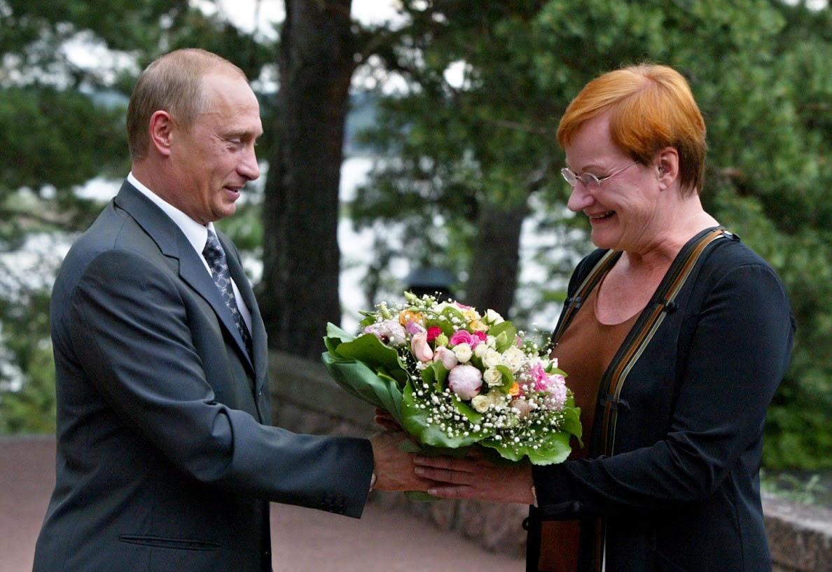 Auch als die finnische Präsidentin Tarja Halonen im Jahr 2005 einen Strauß von Putin erhielt, hatte niemand etwas dazu zu sagen.