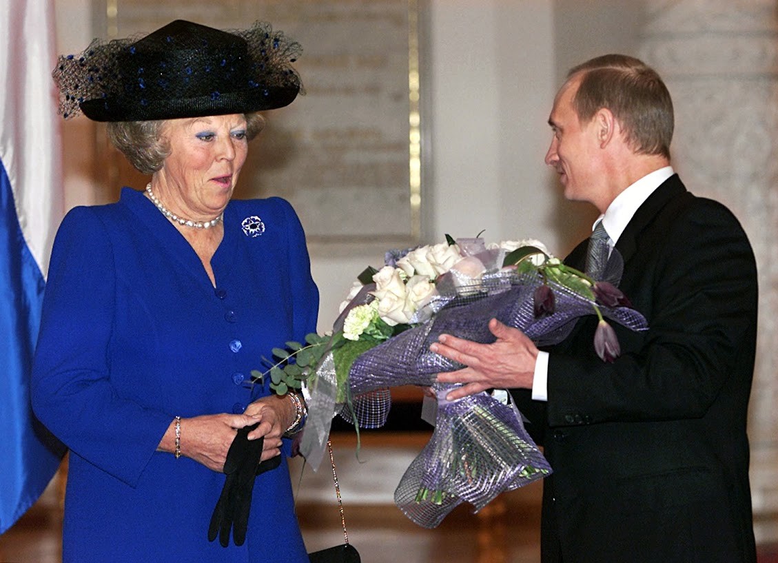 Als Königin Beatrix von den Niederlanden im Jahr 2001 im Kreml eine Blumen-Dusche bekam, schlug das weniger Wellen als der eine Strauß für Merkel zuletzt.